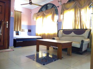 Escritorio, espacio para trabajar con laptop y ropa de cama