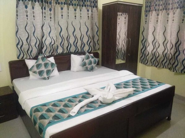 Deluxe Room, 1 Queen Bed, Non Smoking | Room amenity