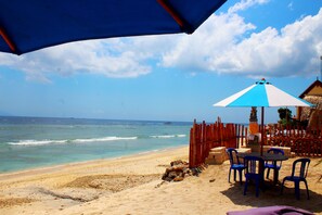 On the beach, white sand - Road Beach Villa by Zuzu (Penida Island)