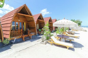 Outdoor dining - Road Beach Villa by Zuzu (Penida Island)