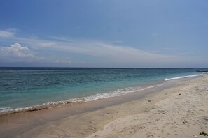 On the beach, white sand - Road Beach Villa by Zuzu (Penida Island)