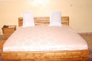 Desk, soundproofing, free WiFi, bed sheets - Bella Vida Hotel (Lomé)