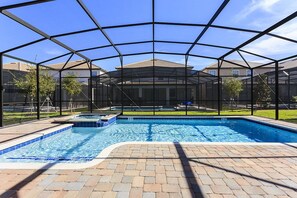 Una piscina cubierta al aire libre con vistas despejadas a las casas circundantes.