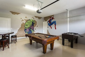 Villa familiale, plusieurs chambres, baignoire à remous, côté jardin | Salle de jeux
