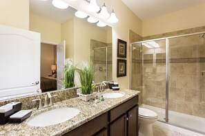 Villa Familiale, plusieurs chambres, bain à remous, côté jardin | Douche de la salle de bain