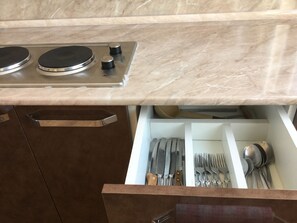 Frigorifero, forno, piano cottura, pentole/stoviglie/utensili