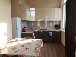 Frigorifero, forno, piano cottura, pentole/stoviglie/utensili