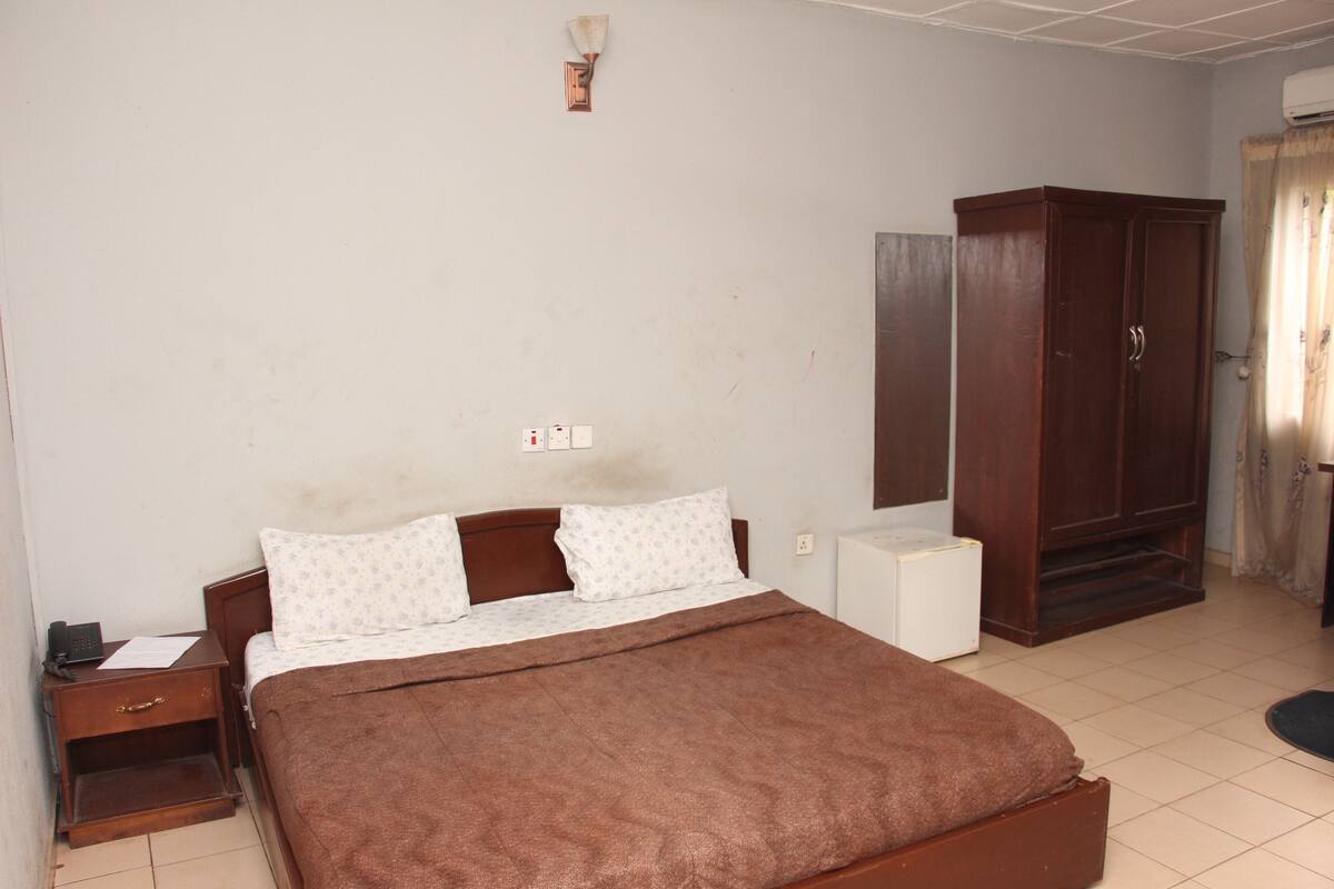 Premium bedding, minibar, desk, iron/ironing board