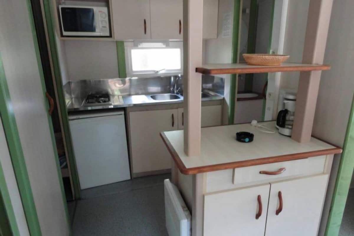 Chalet, 2 kamar tidur (Club) | Dapur kecil pribadi | Lemari es, microwave, kompor, dan mesin pembuat kopi/teh
