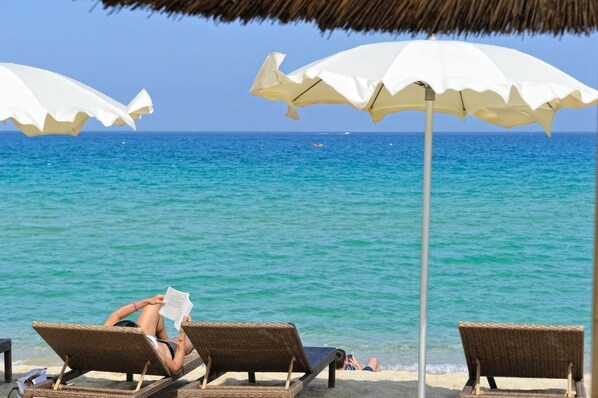 在海滩、沙滩椅、海滩遮阳伞、间海滩酒吧