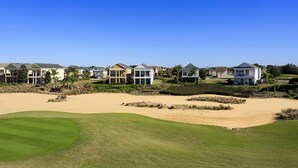 Una zona residencial costera con casas y un campo de golf.