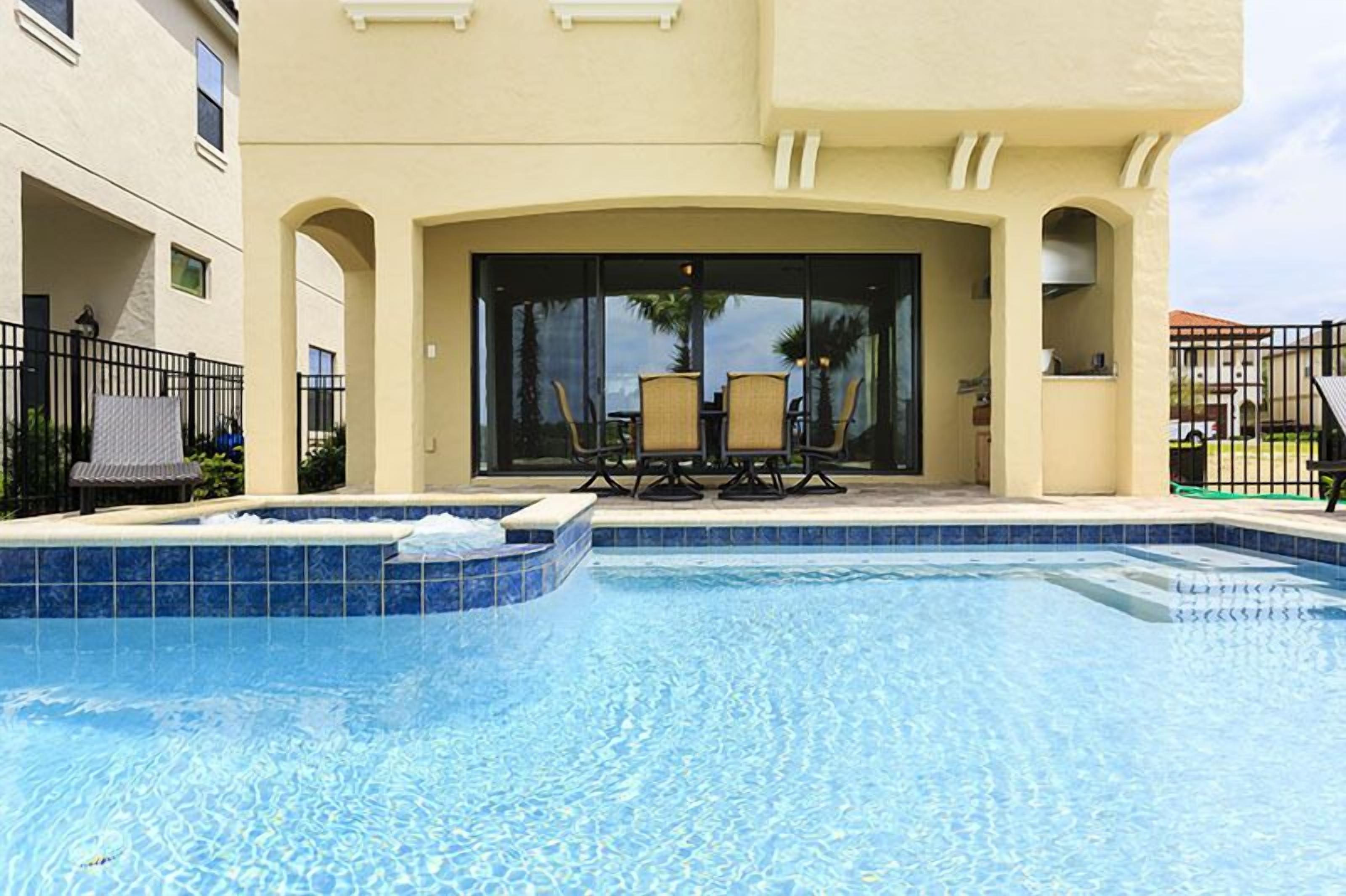 Familienvilla, Küche, zum Garten hin | Außenpool | 8 Außenpools, Sonnenschirme, Liegestühle