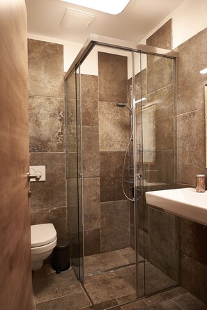 Douche, douche à « effet pluie », sèche-cheveux, serviettes fournies