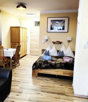 Rideaux occultants, fer et planche à repasser, lit parapluie