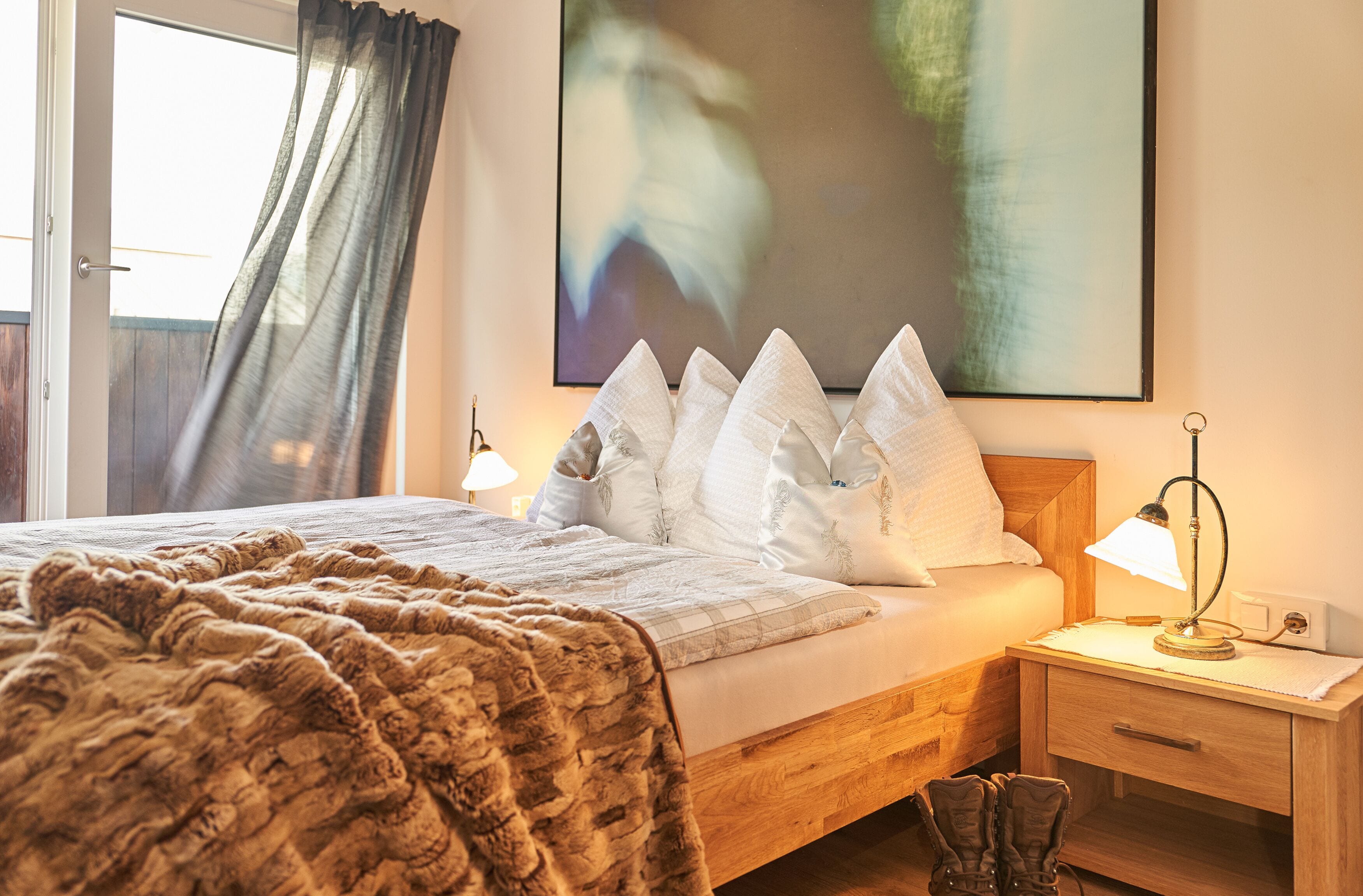 Rideaux occultants, fer et planche à repasser, lit parapluie