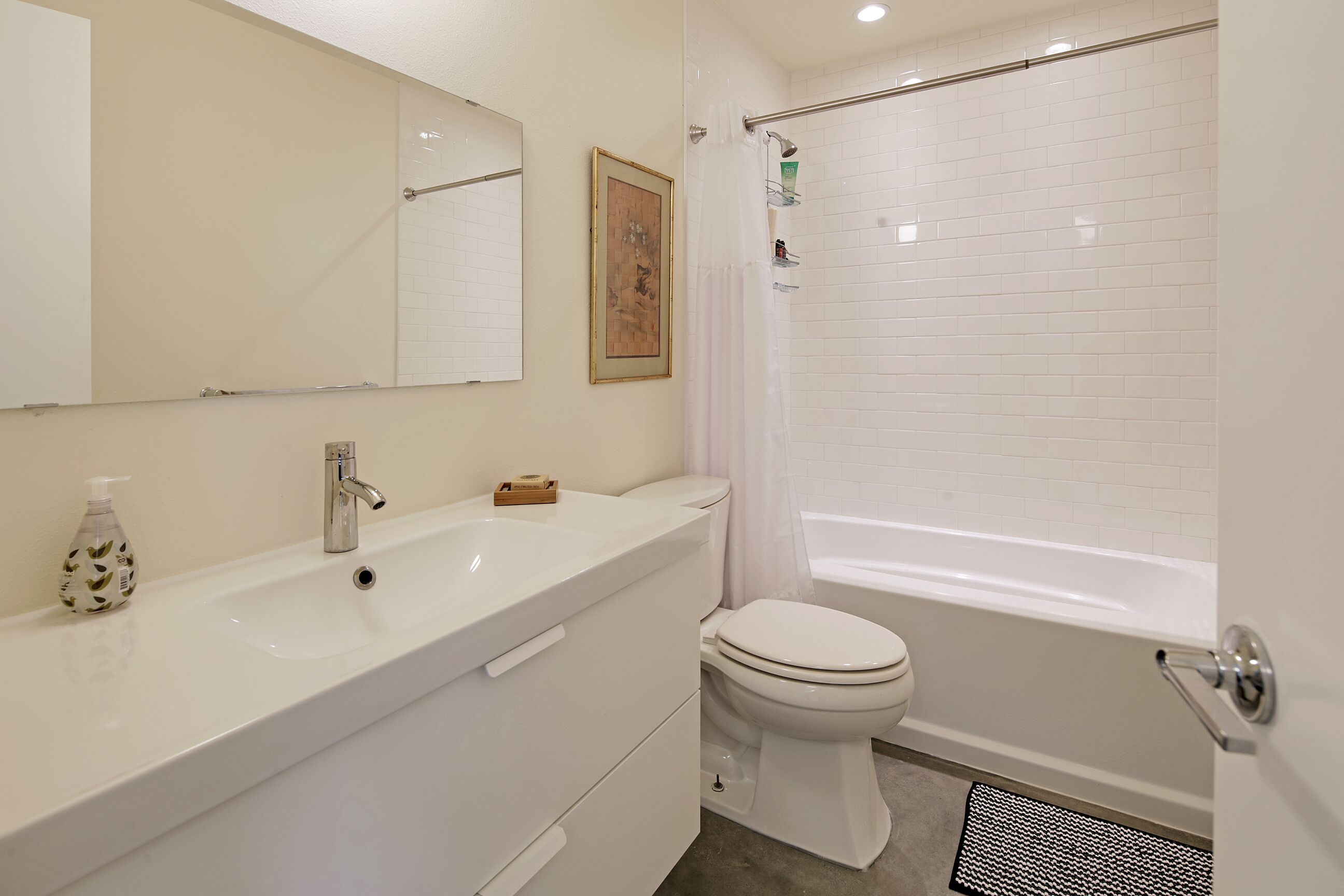 Duschwanne, Haartrockner, Handtücher, Seife