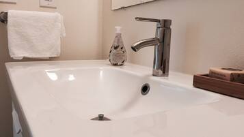 Duschwanne, Haartrockner, Handtücher, Seife