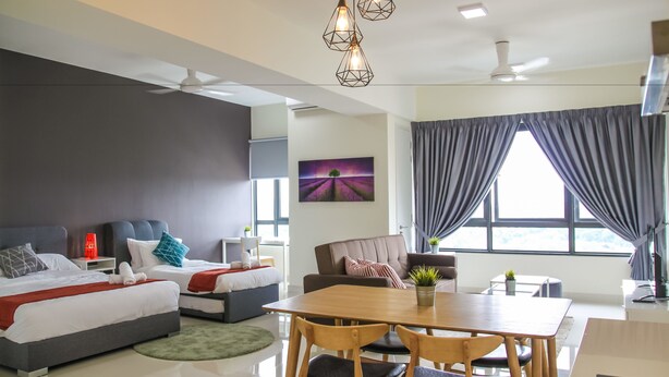 Ett modernt hotellrum med en stor säng, en matplats och utsikt över omgivningarna.