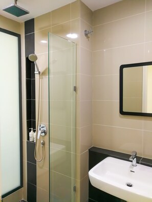 Suite, 3 chambres (Cozy Pool View B2) | Salle de bain | Douche, articles de toilette (gratuits), séchoir à cheveux