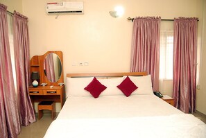 Quarto solteiro elite | Roupas de cama premium, cofres nos quartos, individualmente decorados