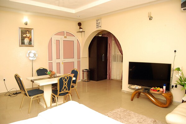 Suite presidencial, 1 habitación | Ropa de cama de alta calidad, caja fuerte, decoración individual