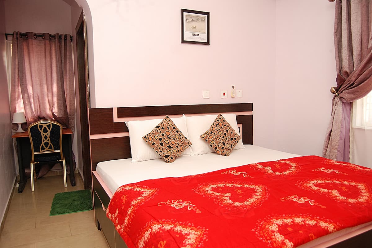 Classic Room | 1 bedroom, premium bedding, in-room safe, individually decorated