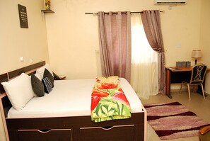 行政客房 | 高档床上用品、客房内保险箱、特色装修、特色家居