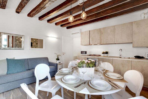 Apartment, 1 Bedroom Laguna Luxury 1 | Wohnbereich | Fernseher