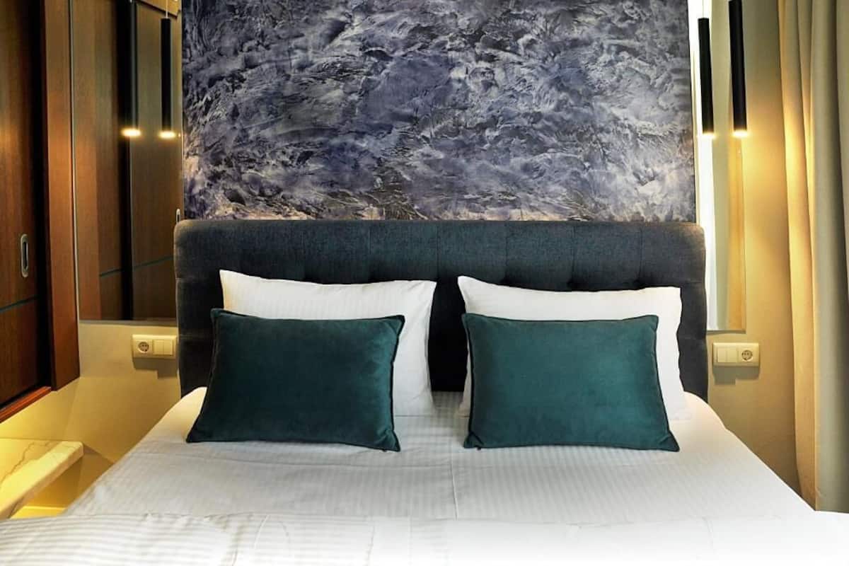 Premium bedding, in-room safe, desk, blackout drapes