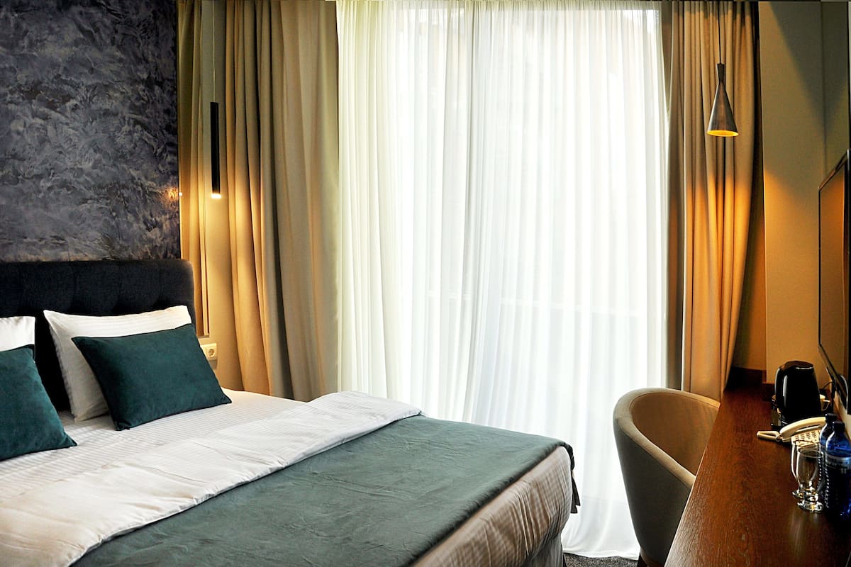 Habitación doble estándar | Ropa de cama de alta calidad y caja de seguridad en la habitación