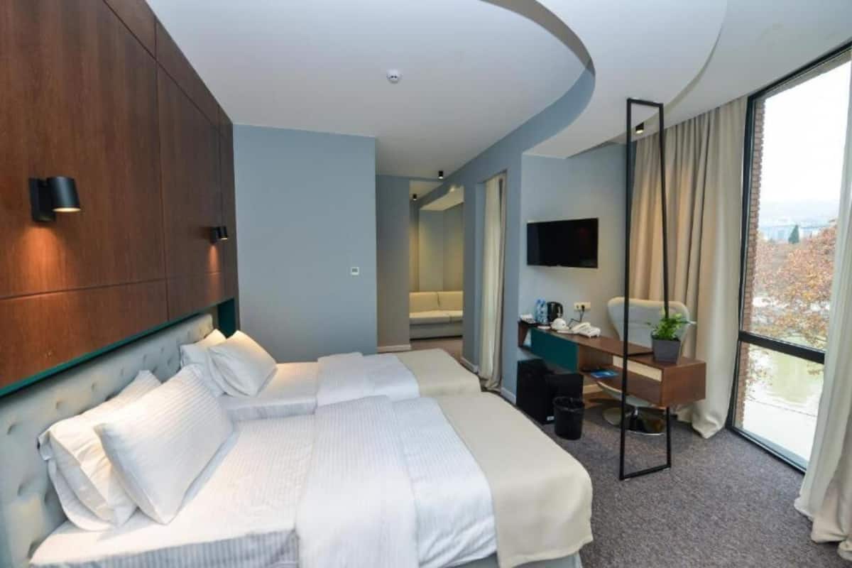 Premium bedding, in-room safe, desk, blackout drapes