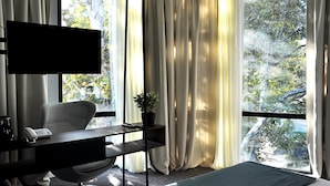 Habitación Deluxe con 1 cama matrimonial o 2 individuales, vista a la ciudad | Ropa de cama de alta calidad y caja de seguridad en la habitación 