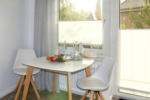 Deluxe Apartment, Private Bathroom (Ankerplatz 5) | Food and drink