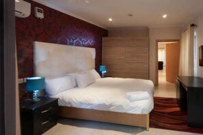 奢华公寓, 3 间卧室, 无烟房 | 办公桌、遮光窗帘、床单