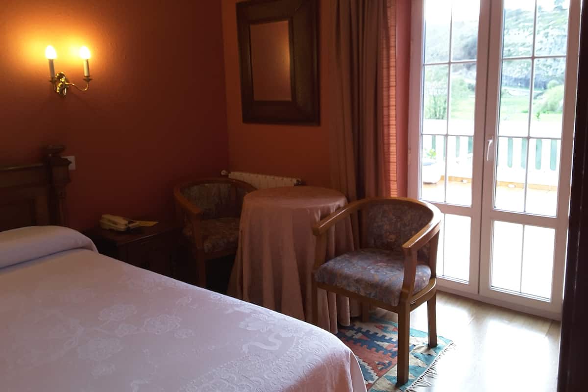 デスク、WiFi (無料)、ベッドシーツ