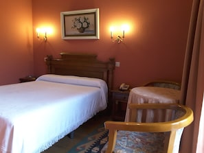 Escritorio, wifi gratis y ropa de cama