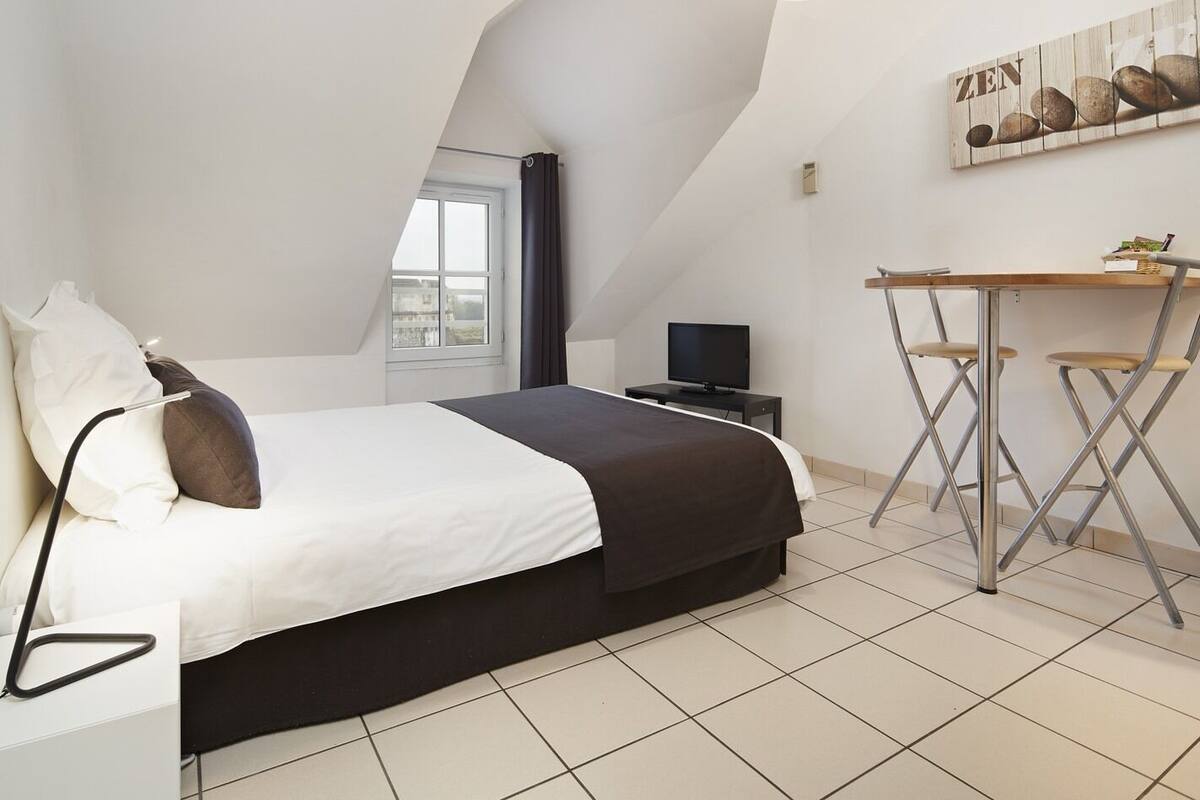 Studio Supérieur, salle de bains attenante (Vue sur château) | 1 chambre