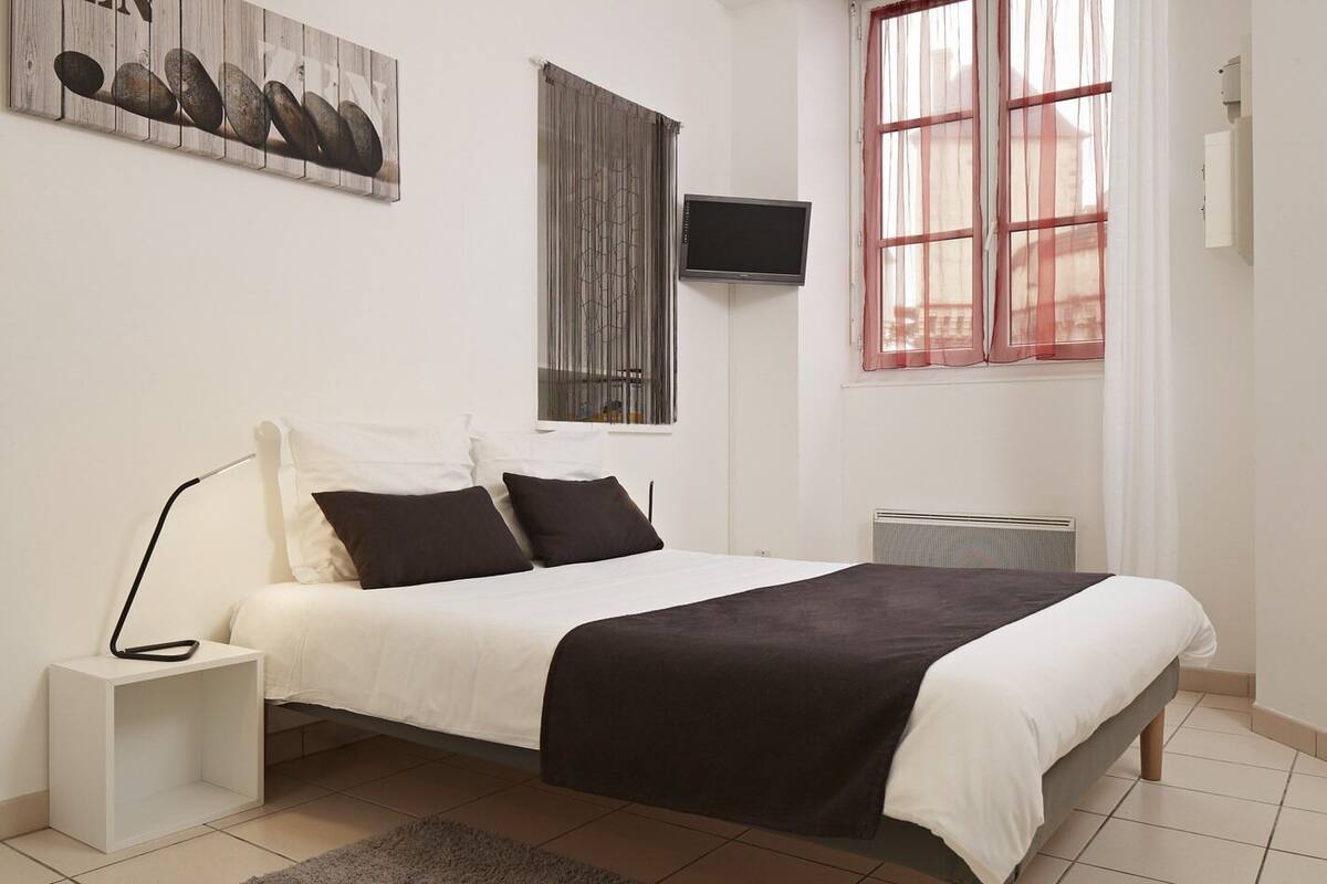 Studio Standard, salle de bains attenante (Vue sur château - RDC) | Vue depuis l’hébergement