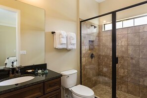 Villa familiale, baignoire à remous, cÎté jardin | Douche de la salle de bain