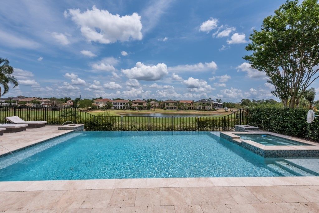 Piscina com vista para casas ao fundo.