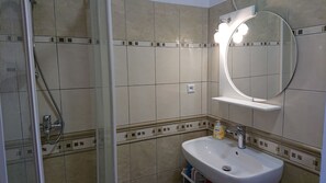 Comfort Apartment, 1 Bedroom | Bathroom | Shower, hair dryer, towels, soap - OK MAIN SQUARE Apartments (Kraków)