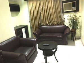 Suíte real, 1 cama Queen, para não fumantes | Escrivaninha, roupa de cama