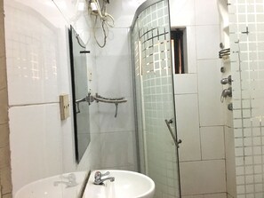 Standard Room, 1 Double Bed, Non Smoking | Bathroom | Shower, towels - Sun On Hotel (Lagos)