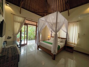 Superior Double Room, Pool View | In-room safe, desk, blackout drapes, iron/ironing board - Graha Madesimon (Batubulan)