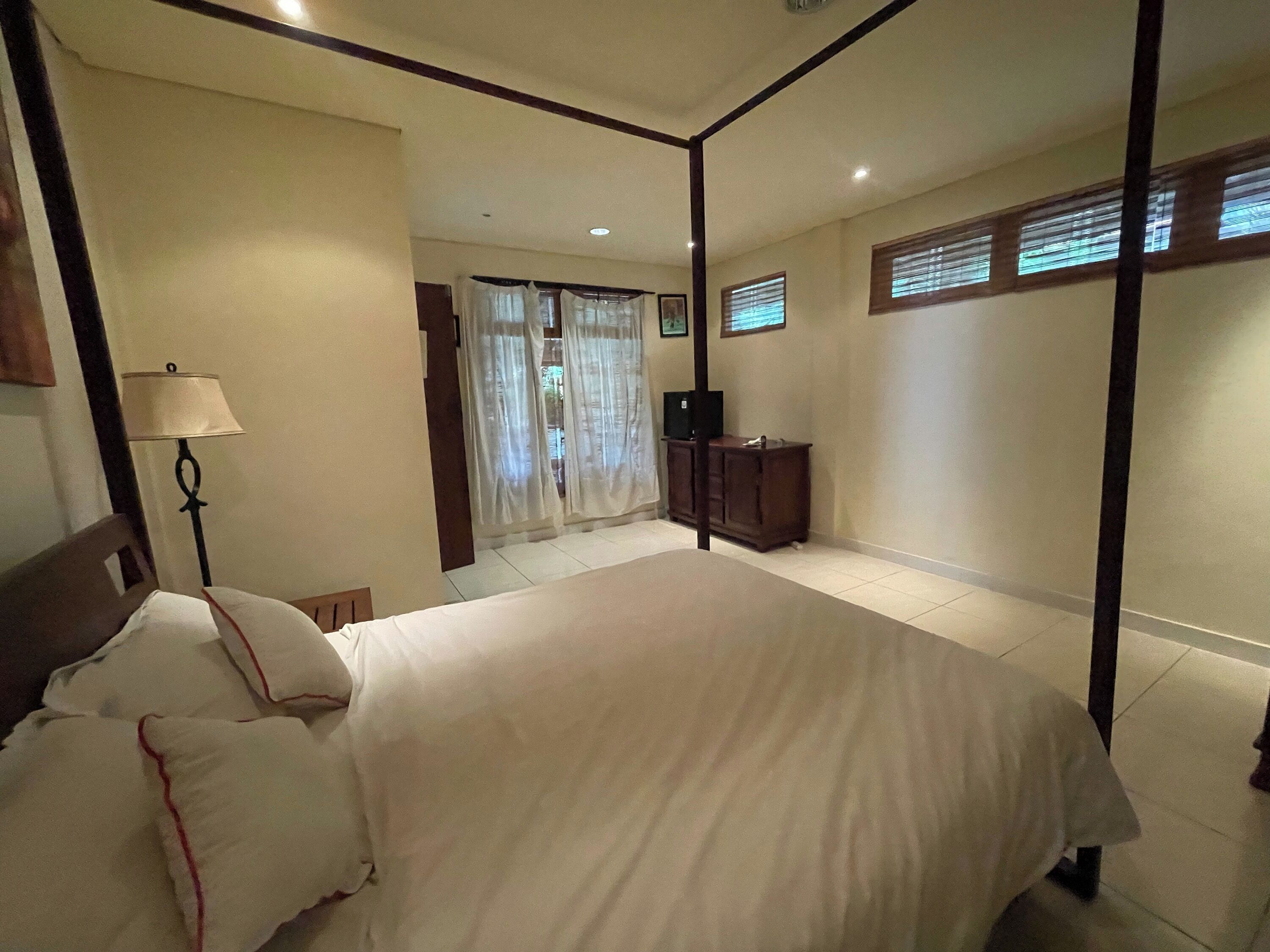 标准双人房 | 客房内保险箱、办公桌、遮光窗帘、熨斗/熨衣板