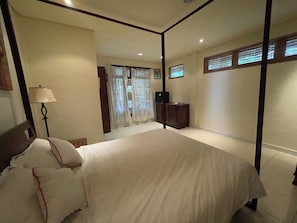 Kamar Double Standar | Brankas, meja kerja, tirai kedap cahaya, dan setrika/meja setrika
