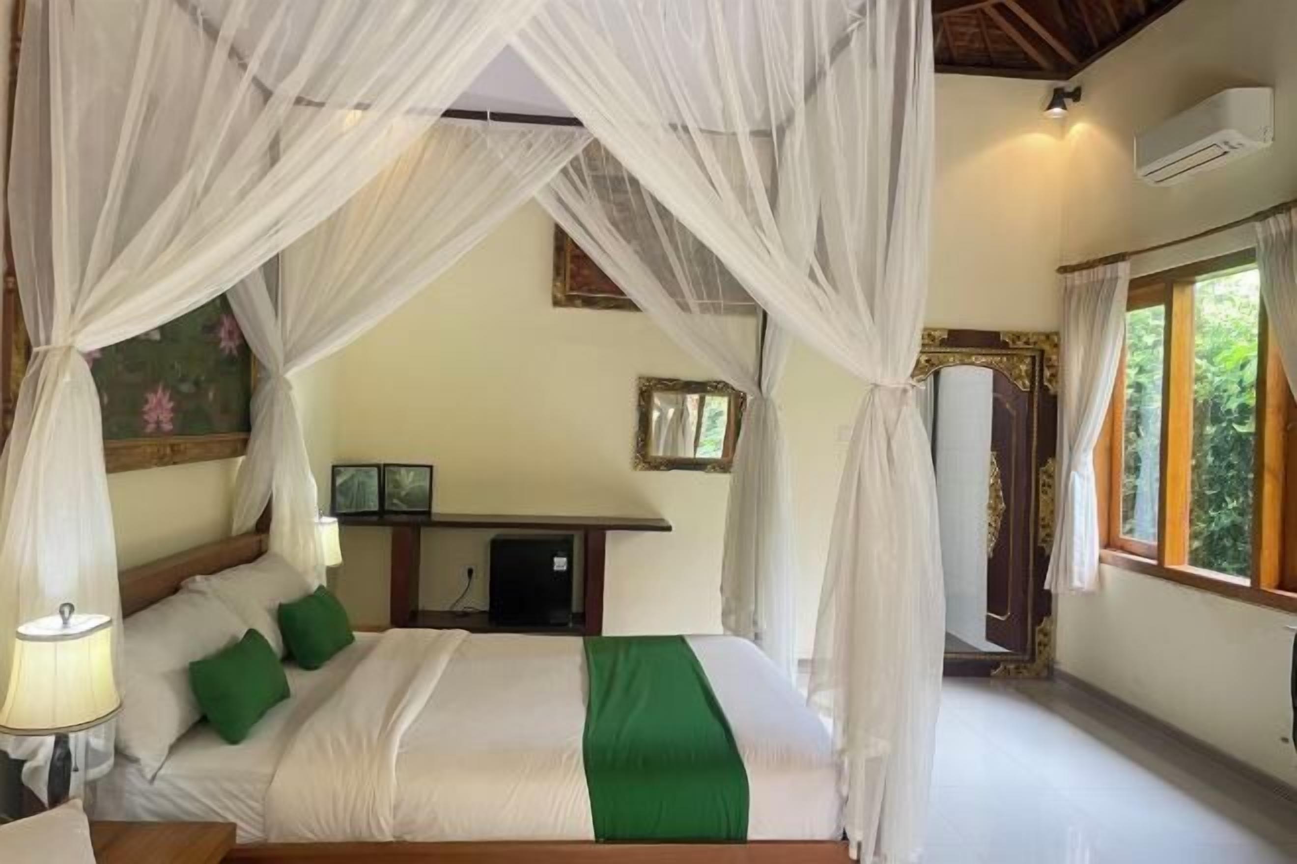 객실 내 금고, 책상, 암막 커튼, 다리미/다리미판