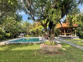 Una piscina al aire libre
