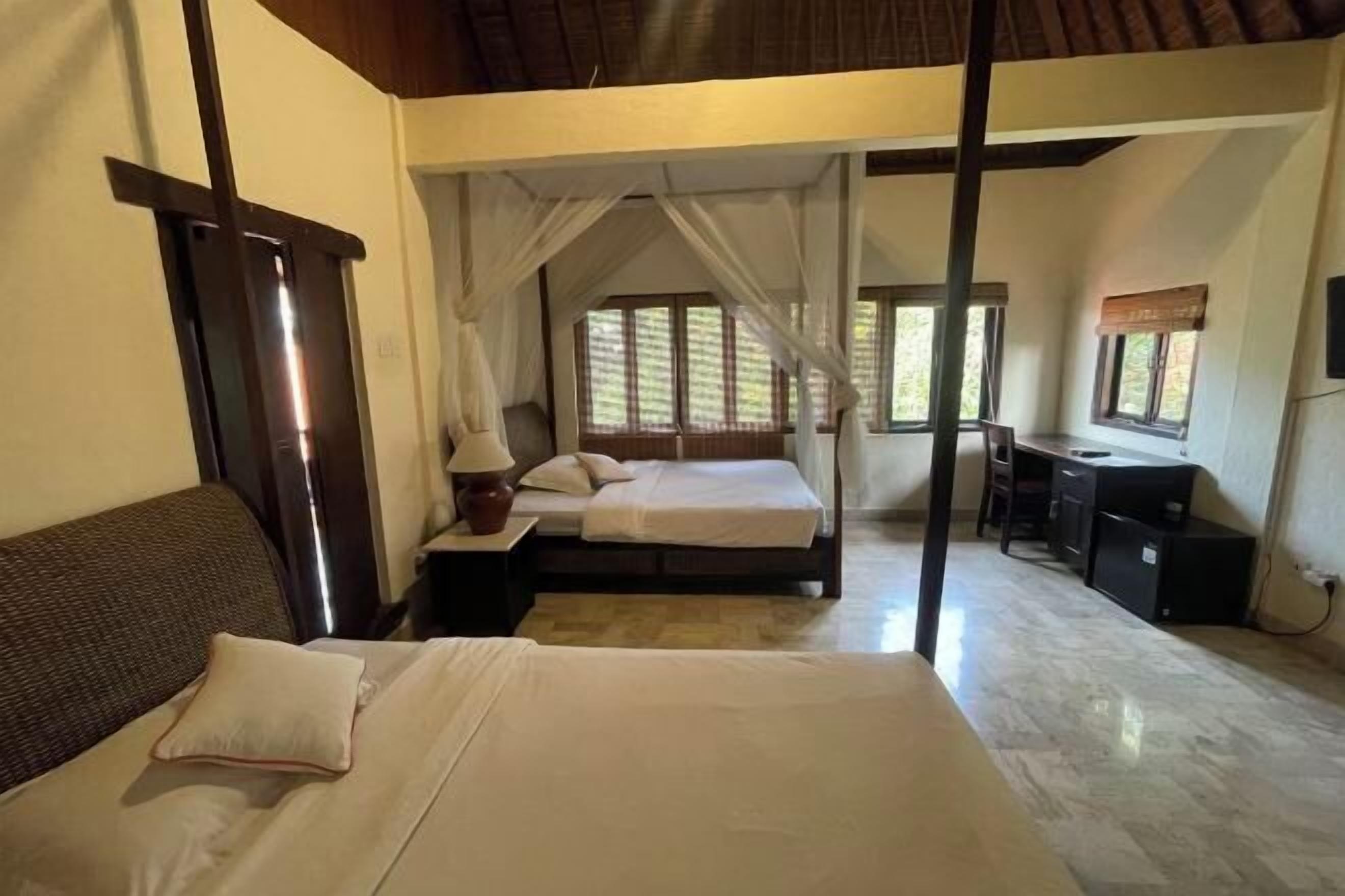 객실 내 금고, 책상, 암막 커튼, 다리미/다리미판