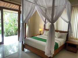 Habitación doble superior, vistas a la piscina | Caja fuerte, escritorio, cortinas opacas y tabla de planchar con plancha